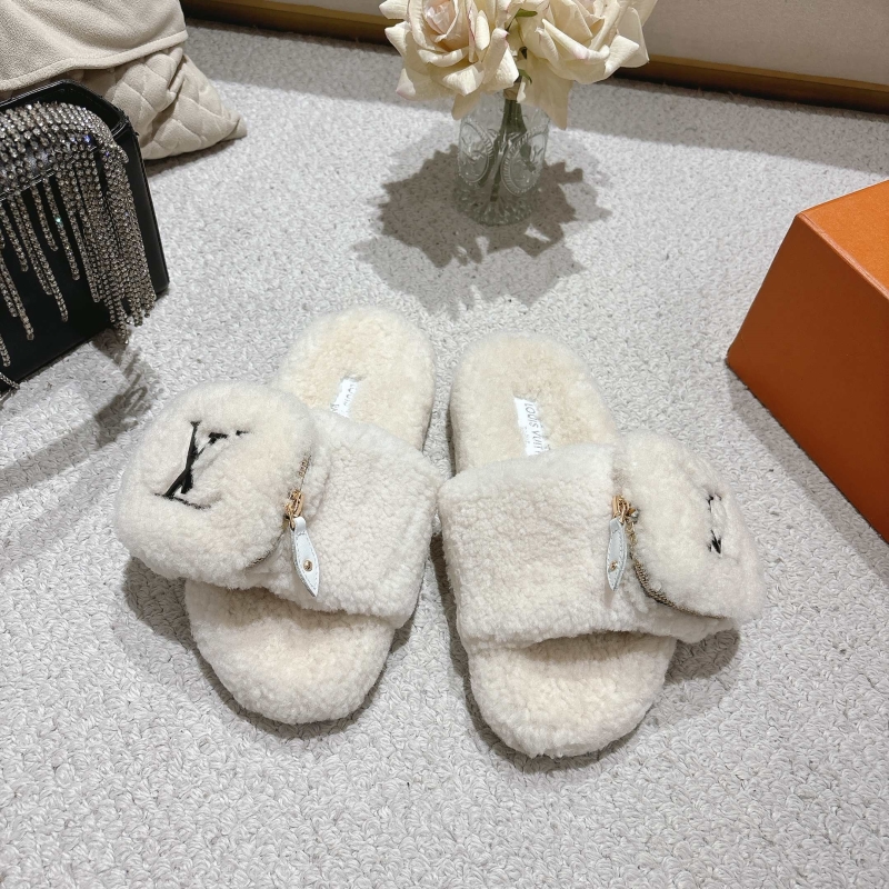 l0vis Vvtt0n slippers